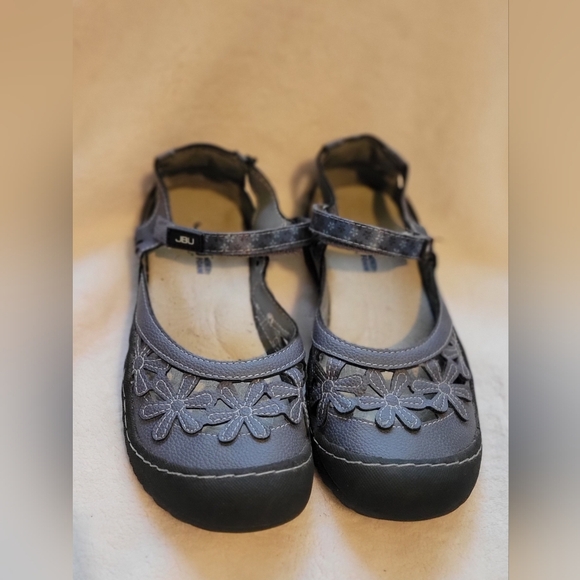 JBU Womens Blue Leather Slippers with Elegant Flower Cutout Design. Size 7.5 - Picture 3 of 5